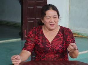 Trần Thị Hoạt nữ pháo thủ năm xưa đang kể lại câu chuyện tham gia bắn cháy chiếc máy bay thứ 400 của Mỹ trên đất Quảng Bình.