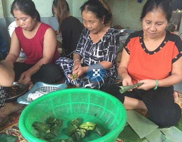 Mệ Xuân (người ở giữa) với công việc gói bánh quen thuộc hàng ngày