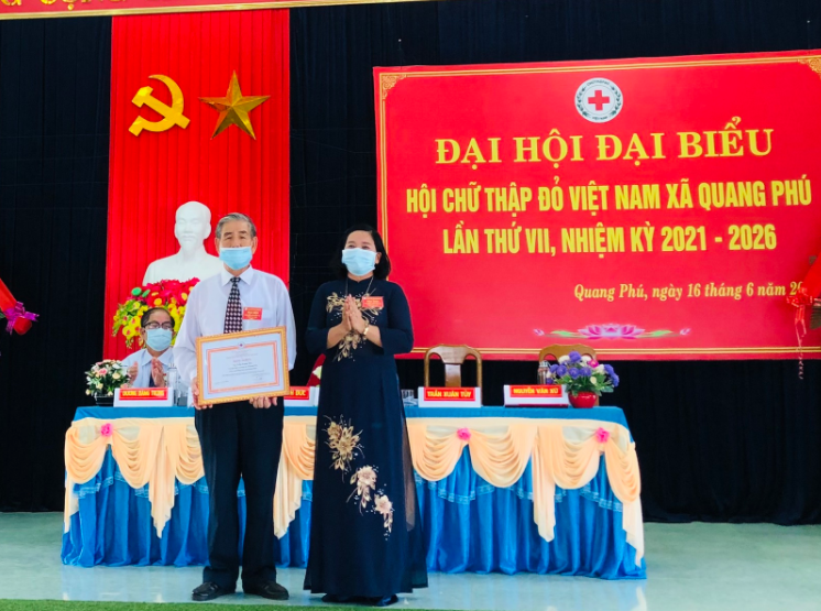 Bác Túy nhận bằng khen của Trung ương Hội