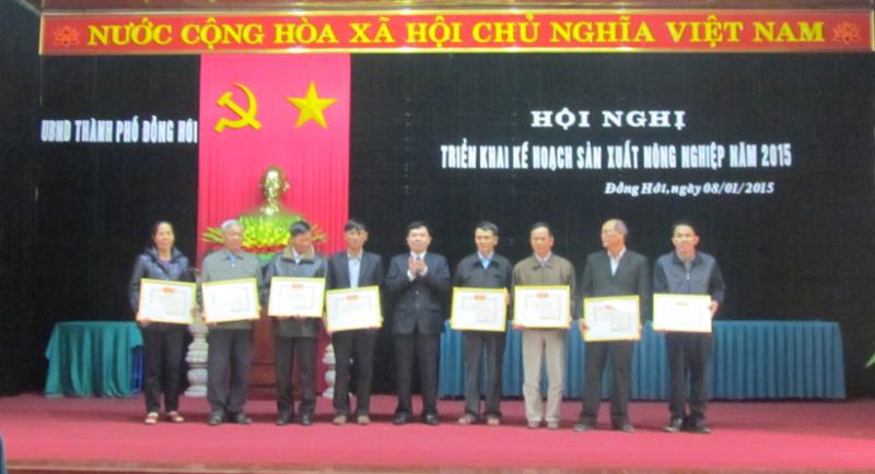 UBND thành phố tặng giấy khen cho 08 tập thể có thành tích xuất sắc trong sản xuất nông nghiệp 2014
