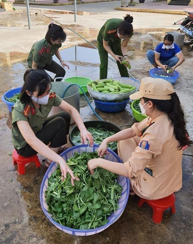 Các lực lượng phối hợp nấu ăn tại Bếp Ban Chỉ huy Quân sự tp phụ vụ các khu cách ly tập trung trong thời gian thực hiện giãn cách xã hội