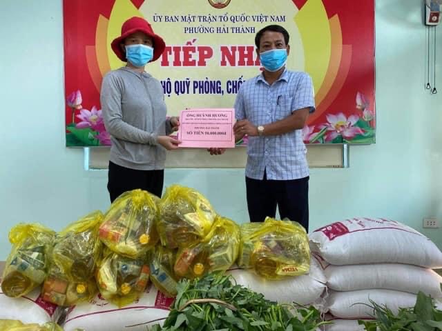 Một gia đình trên địa bàn phường Hải Thành ủng hộ công tác phòng, chống dịch Covid -19