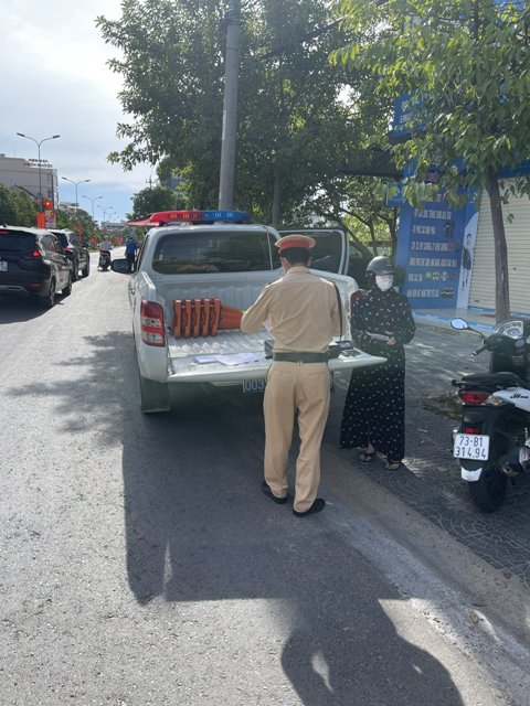 Công an TP tiến hành lập Biên bản đối với trường hợp ra ngoài khi không cần thiết đối với công dân