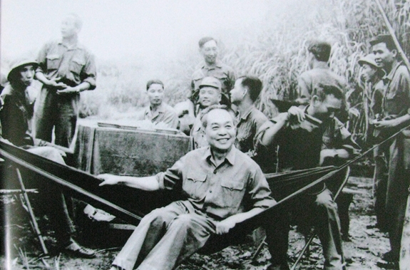 Đại tướng Võ Nguyên Giáp trong một lần đến thăm Bộ đội Trường Sơn. Ảnh: Tư liệu